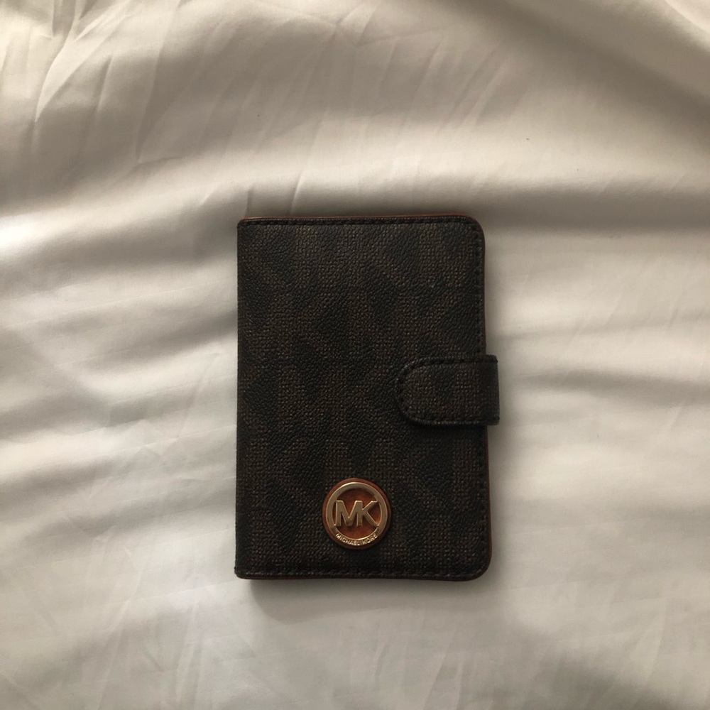 Michael Kors Passport Wallet - Picture 1 of 3